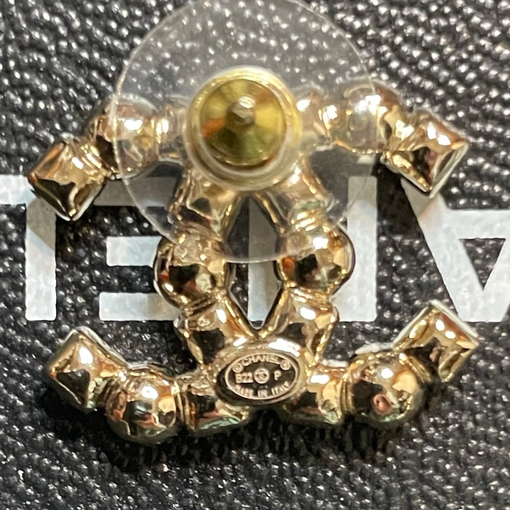 Chanel Gold and Pearl Earrings NIB - Picture 8 of 8